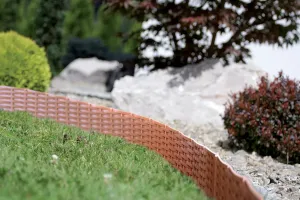 Šedý plastový zahradní obrubník GC85 - délka 390 cm, výška 18,6 cm