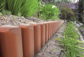 Hnědý plastový zahradní obrubník GC50 - délka 250 cm, výška 22,8 cm