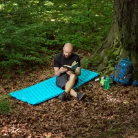 Modrá turistická nafukovací karimatka NILS CAMP NC4007 - délka 240 cm, šířka 60 cm, výška 5 cm