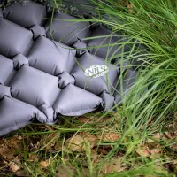 Šedá turistická nafukovací karimatka NILS CAMP NC4006 - délka 190 cm, šířka 58 cm, výška 5 cm