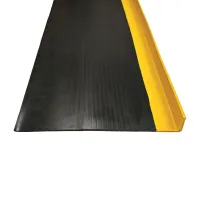 Černo-žlutý gumový nášlap na schody FLOMA ST50 - délka 32 cm, šířka 150 cm, výška 0,4 cm