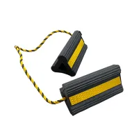 Černo-žlutý gumový zakládací klín pod kola FLOMA AWCF46 - délka 30 cm, šířka 14 cm, výška 12,5 cm