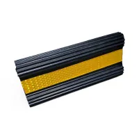 Černo-žlutý gumový zakládací klín pod kola FLOMA AWCF46 - délka 30 cm, šířka 14 cm, výška 12,5 cm