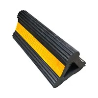 Černo-žlutý gumový zakládací klín pod kola FLOMA AWCF46 - délka 30 cm, šířka 14 cm, výška 12,5 cm