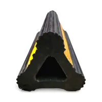 Černo-žlutý gumový zakládací klín pod kola FLOMA AWCF46 - délka 30 cm, šířka 14 cm, výška 12,5 cm