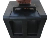 Černo-žlutý gumový zakládací klín pod kola FLOMA WCF33 - délka 32 cm, šířka 29 cm, výška 26 cm