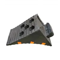 Černo-žlutý gumový zakládací klín pod kola FLOMA WCF76 - délka 28,5 cm, šířka 15,5 cm, výška 18,5 cm