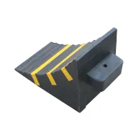 Černo-žlutý gumový zakládací klín pod kola FLOMA WCF76 - délka 28,5 cm, šířka 15,5 cm, výška 18,5 cm