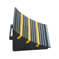 Černo-žlutý gumový zakládací klín pod kola FLOMA WCF33 - délka 32 cm, šířka 29 cm, výška 26 cm
