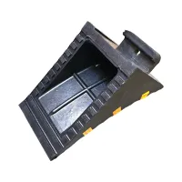 Černo-žlutý gumový zakládací klín pod kola FLOMA WCF12 - délka 28,5 cm, šířka 15,5 cm, výška 18,5 cm