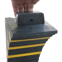 Černo-žlutý gumový zakládací klín pod kola FLOMA WCF76 - délka 28,5 cm, šířka 15,5 cm, výška 18,5 cm