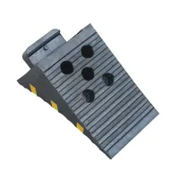 Černo-žlutý gumový zakládací klín pod kola FLOMA WCF76 - délka 28,5 cm, šířka 15,5 cm, výška 18,5 cm