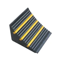 Černo-žlutý gumový zakládací klín pod kola FLOMA WCF28 - délka 33 cm, šířka 29 cm, výška 27 cm