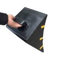 Černo-žlutý gumový zakládací klín pod kola FLOMA WCF28 - délka 33 cm, šířka 29 cm, výška 27 cm