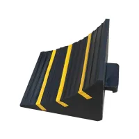 Černo-žlutý gumový zakládací klín pod kola FLOMA WCF28 - délka 33 cm, šířka 29 cm, výška 27 cm