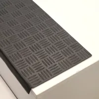 Gumový nášlap na schody FLOMA Criss Cross - délka 25 cm, šířka 75 cm, výška 0,5 cm