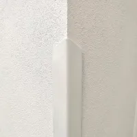 Bílá ocelová ochrana rohů zdí, stěn bez otvorů pro šrouby, k nalepení CP10 - délka 150 cm, šířka 4 x 4 cm, tloušťka 0,1 cm