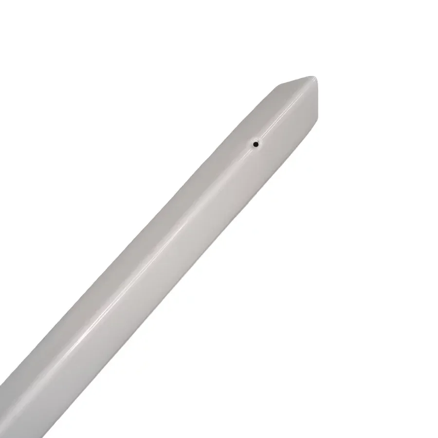 Bílá ocelová ochrana rohů zdí, stěn s otvory pro šrouby CP10 - délka 150 cm, šířka 4 x 4 cm, tloušťka 0,1 cm