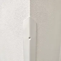 Bílá ocelová ochrana rohů zdí, stěn s otvory pro šrouby CP10 - délka 150 cm, šířka 4 x 4 cm, tloušťka 0,1 cm