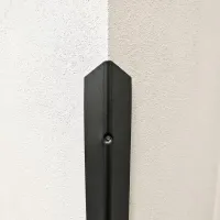 Černá ocelová ochrana rohů zdí, stěn s otvory pro šrouby CP10 - délka 150 cm, šířka 4 x 4 cm, tloušťka 0,1 cm
