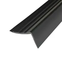 Černá plastová (PVC) protiskluzová schodová hrana F600 - délka 250 cm, šířka 8,2 cm, výška 4,5 cm