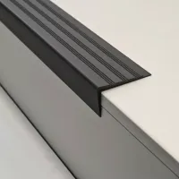 Černá plastová (PVC) protiskluzová schodová hrana F600 - délka 150 cm, šířka 8,2 cm, výška 4,5 cm