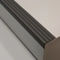 Černá plastová (PVC) protiskluzová schodová hrana F600 - délka 150 cm, šířka 8,2 cm, výška 4,5 cm