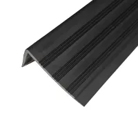 Černá plastová (PVC) protiskluzová schodová hrana F600 - délka 250 cm, šířka 8,2 cm, výška 4,5 cm