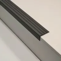 Černá plastová (PVC) protiskluzová schodová hrana F600 - délka 150 cm, šířka 8,2 cm, výška 4,5 cm