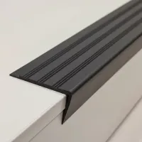 Černá plastová (PVC) protiskluzová schodová hrana F600 - délka 150 cm, šířka 8,2 cm, výška 4,5 cm