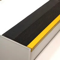 Černo-žlutý gumový nášlap na schody FLOMA ST50 - délka 32 cm, šířka 150 cm, výška 0,4 cm