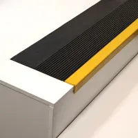 Černo-žlutý gumový nášlap na schody FLOMA ST50 - délka 32 cm, šířka 150 cm, výška 0,4 cm