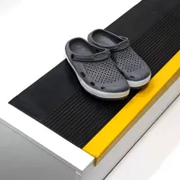 Černo-žlutý gumový nášlap na schody FLOMA ST50 - délka 32 cm, šířka 150 cm, výška 0,4 cm