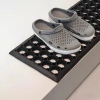 Gumová schodová rohož FLOMA HoneyStep - délka 25 cm, šířka 75 cm, výška 1,6 cm