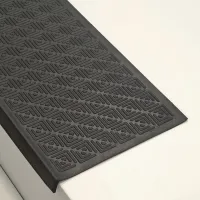 Gumový nášlap na schody FLOMA Labyrinth - délka 25 cm, šířka 75 cm, výška 0,5 cm