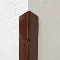 Hnědá ocelová ochrana rohů zdí, stěn s otvory pro šrouby CP10 - délka 150 cm, šířka 4 x 4 cm, tloušťka 0,1 cm