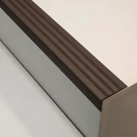 Hnědá plastová (PVC) protiskluzová schodová hrana F545 - délka 150 cm, šířka 8,2 cm, výška 4,5 cm