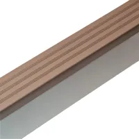 Hnědá plastová (PVC) protiskluzová schodová hrana F560 - délka 150 cm, šířka 8,2 cm, výška 4,5 cm