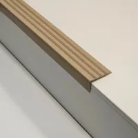 Hnědá plastová (PVC) protiskluzová schodová hrana F533 - délka 150 cm, šířka 8,2 cm, výška 4,5 cm