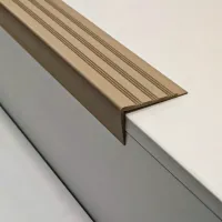 Hnědá plastová (PVC) protiskluzová schodová hrana F533 - délka 150 cm, šířka 8,2 cm, výška 4,5 cm