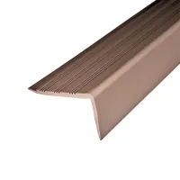 Hnědá plastová (PVC) protiskluzová schodová hrana F560 - délka 150 cm, šířka 8,2 cm, výška 4,5 cm