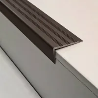 Hnědá plastová (PVC) protiskluzová schodová hrana F545 - délka 150 cm, šířka 8,2 cm, výška 4,5 cm