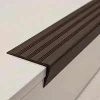 Hnědá plastová (PVC) protiskluzová schodová hrana F545 - délka 150 cm, šířka 8,2 cm, výška 4,5 cm