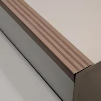 Hnědá plastová (PVC) protiskluzová schodová hrana F560 - délka 150 cm, šířka 8,2 cm, výška 4,5 cm