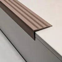 Hnědá plastová (PVC) protiskluzová schodová hrana F560 - délka 150 cm, šířka 8,2 cm, výška 4,5 cm