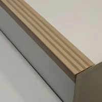 Hnědá plastová (PVC) protiskluzová schodová hrana F533 - délka 150 cm, šířka 8,2 cm, výška 4,5 cm