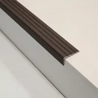 Hnědá plastová (PVC) protiskluzová schodová hrana F545 - délka 150 cm, šířka 8,2 cm, výška 4,5 cm