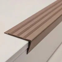 Hnědá plastová (PVC) protiskluzová schodová hrana F560 - délka 150 cm, šířka 8,2 cm, výška 4,5 cm