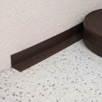 Hnědá plastová (PVC) soklová lišta F545 - délka 40 m, šířka 3 cm, výška 3 cm