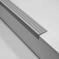 Šedá plastová (PVC) protiskluzová schodová hrana F208 - délka 150 cm, šířka 8,2 cm, výška 4,5 cm